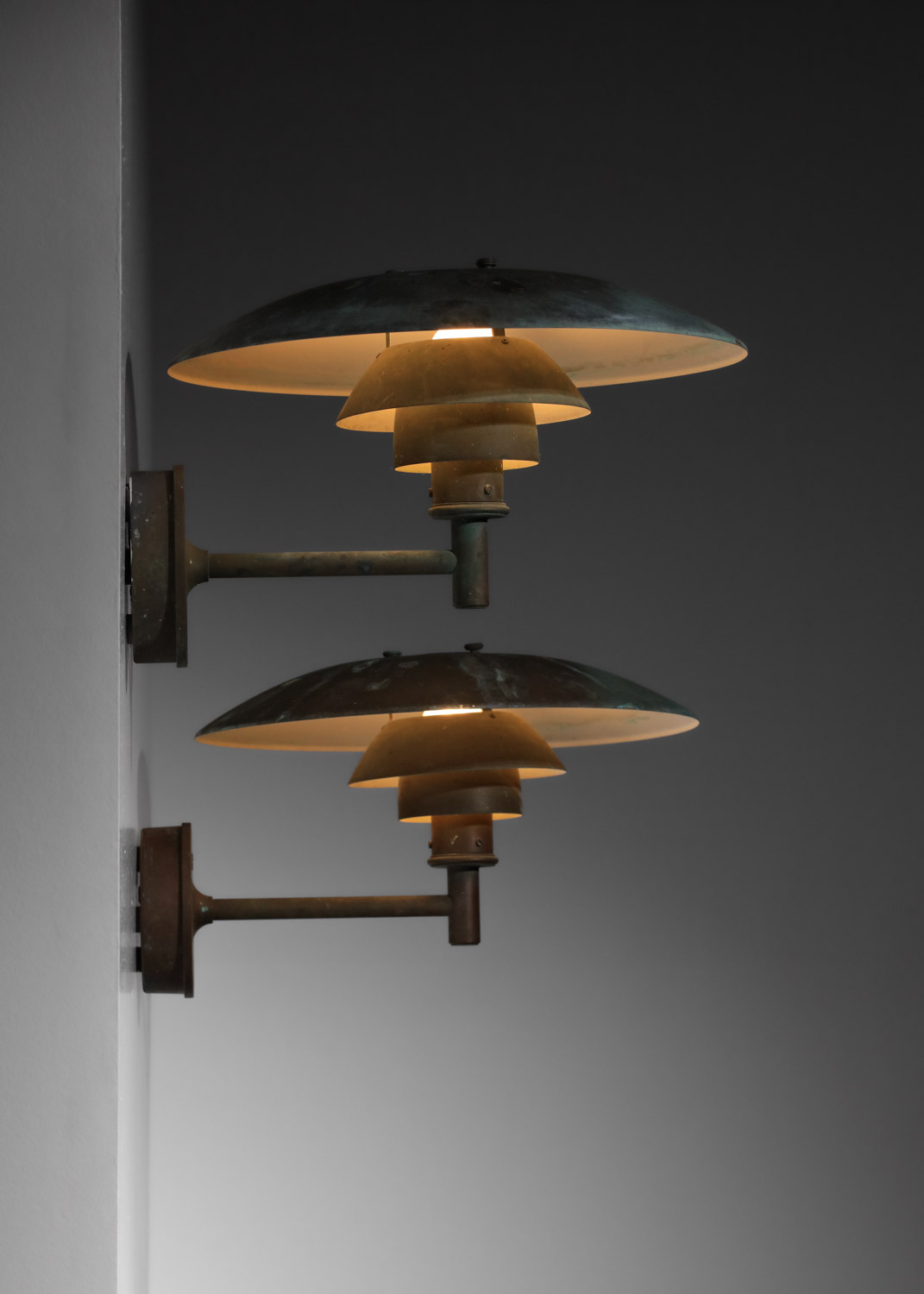 paire de grande applique Poul Henningsen pour Louis Poulsen PH en cuivre patiné vert de gris danoise - J416