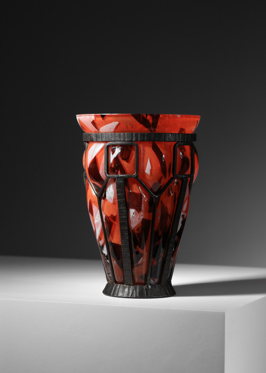 vase en verre art déco dans une structure en fer forgé Attr à Daum - K079