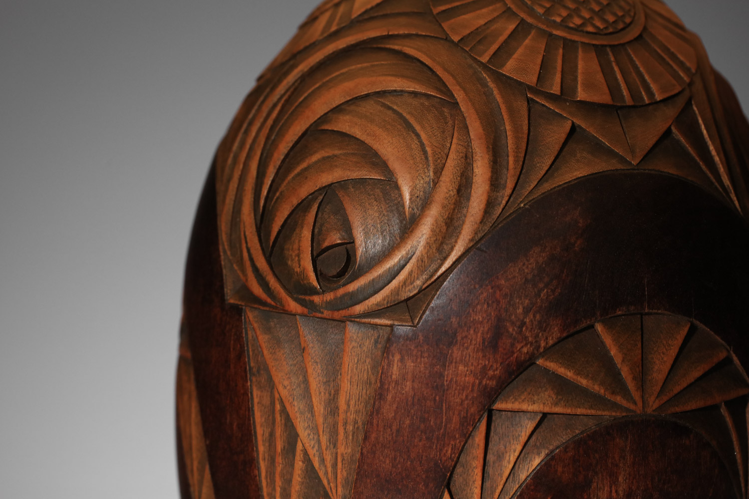 lampe art deco en bois sculpté signé style paul follot J209