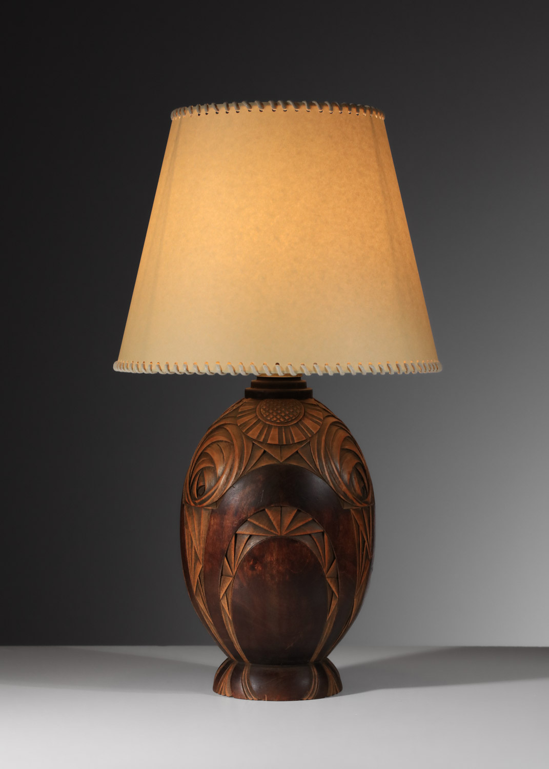 lampe art deco en bois sculpté signé style paul follot J209