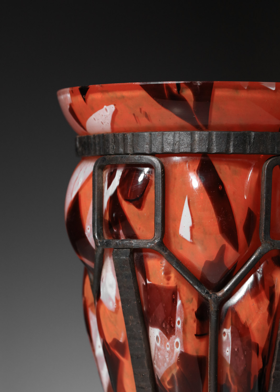 vase en verre art déco dans une structure en fer forgé Attr à Daum - K079